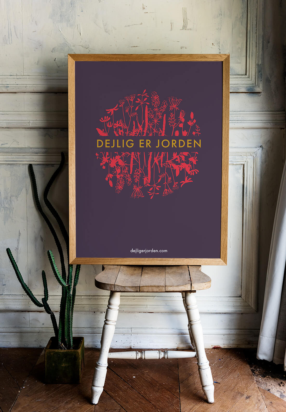 "Dejlig er Jorden" plakat med rødt og okker logo på lila baggrund.