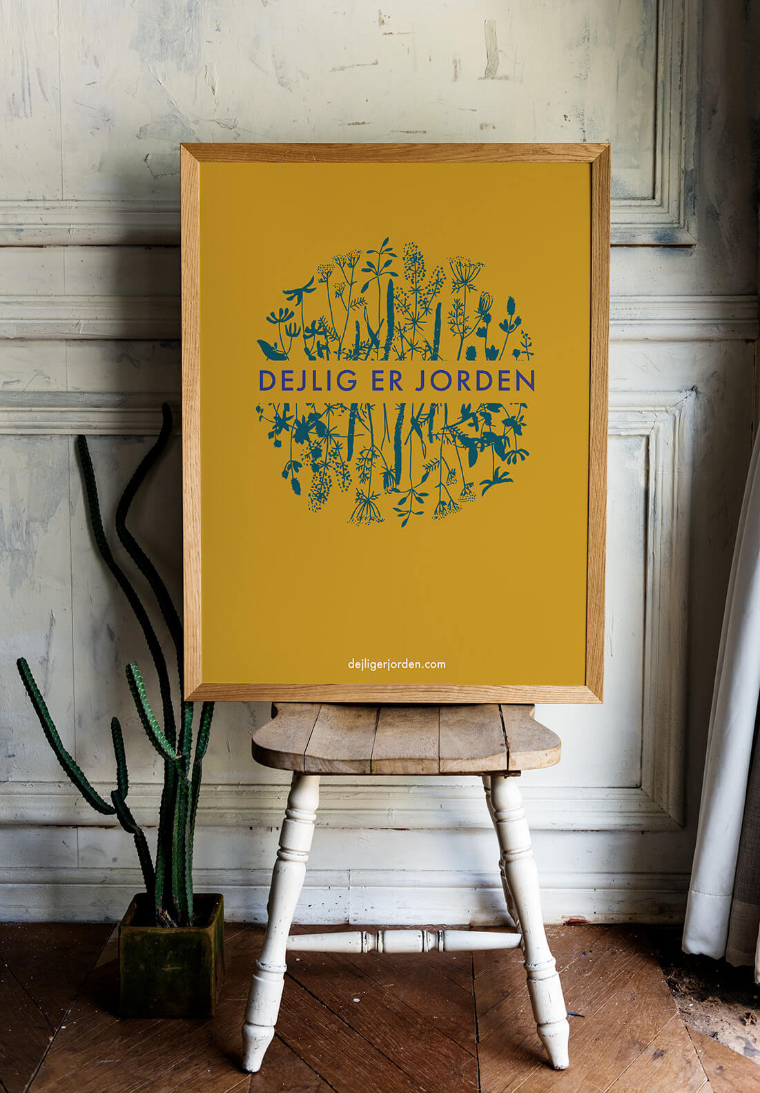 "Dejlig er Jorden" plakat med grønt og blåt logo på gul baggrund.