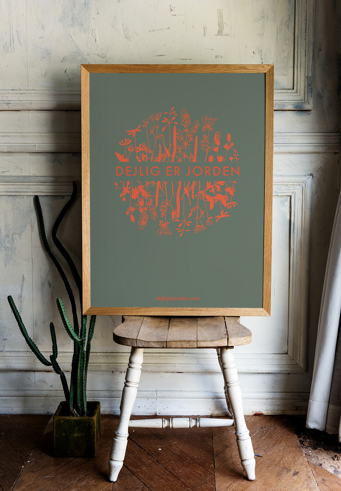 "Dejlig er Jorden" plakat med orange logo på grøn baggrund.