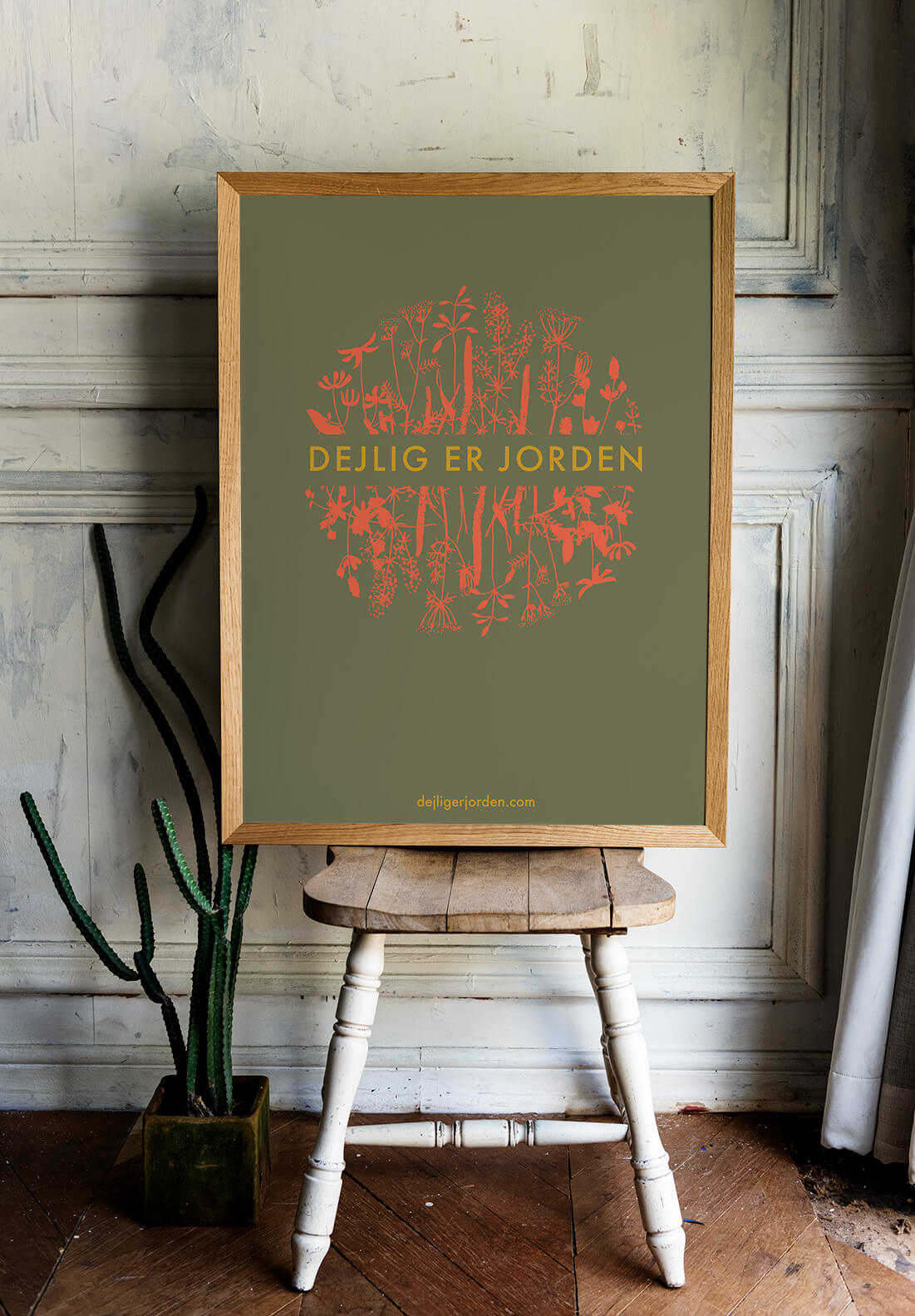 "Dejlig er Jorden" plakat med orange og okker logo på grøn baggrund.