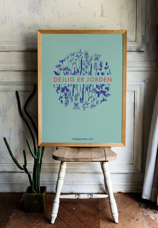 "Dejlig er Jorden" plakat med  blåt og rødt logo på lyseblå baggrund.
