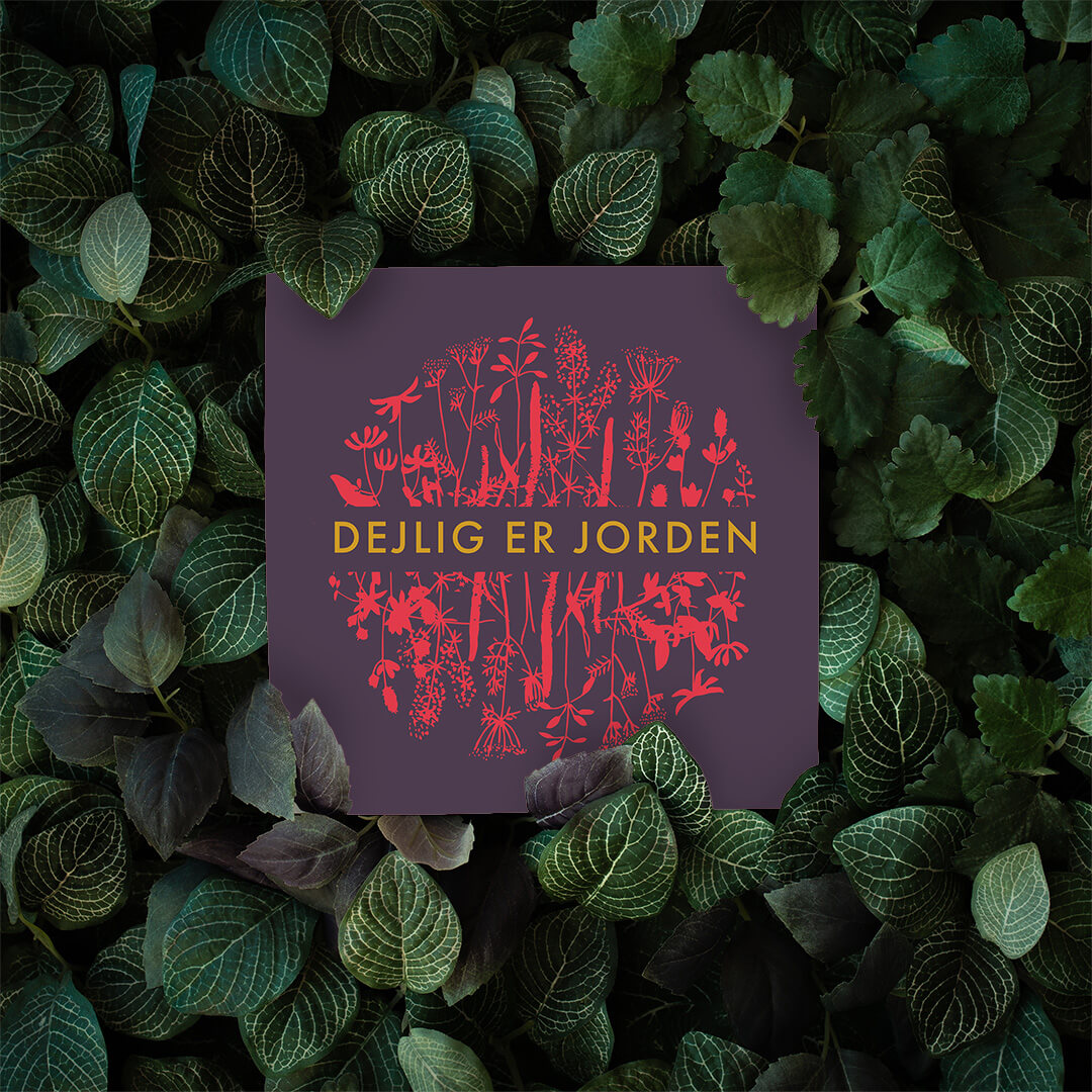 "Dejlig er Jorden" kvadratisk plakat med rødt og okker logo på lila baggrund.