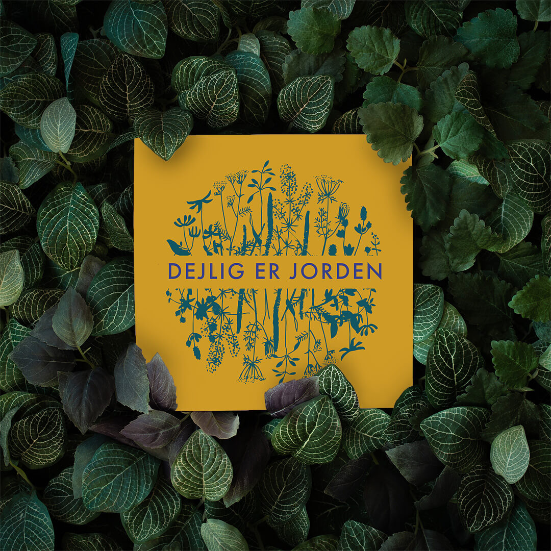 "Dejlig er Jorden" kvadratisk plakat med grønt og blåt logo på gul baggrund.