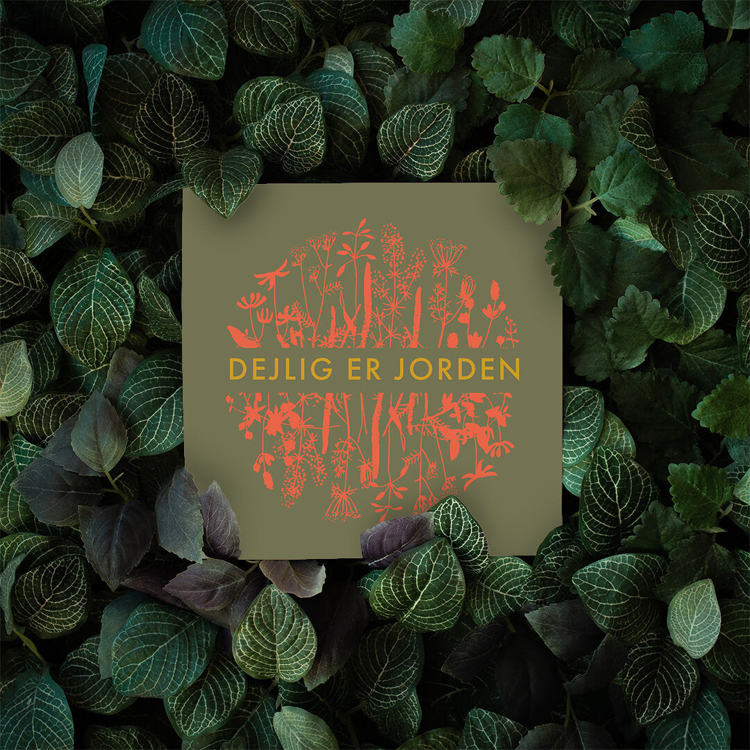 "Dejlig er Jorden" kvadratisk plakat med orange og okker logo på grøn baggrund.