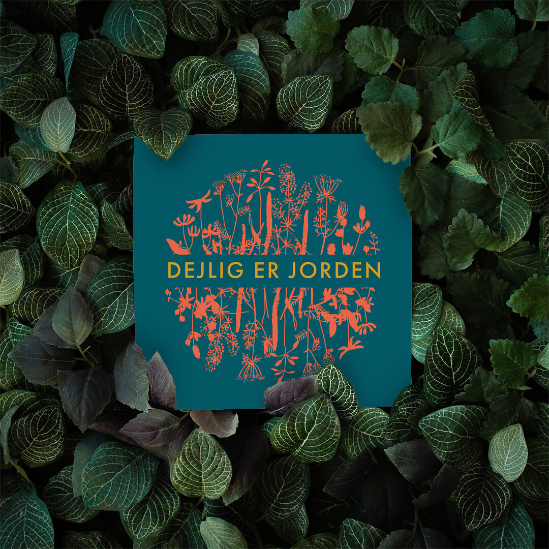 "Dejlig er Jorden" kvadratisk plakat med orange og okker logo på petroleum baggrund.